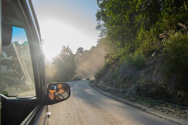 Himalaya Dağları 'ndan Sikkim' e giden yolda yeniden inşa edilmiş yoldan geçen araba. Küresel ısınma, sağanak yağış ve iklim değişikliğinin etkileri. Sikkim, Hindistan.