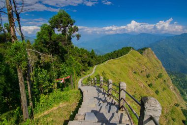 Ufuktaki Himalaya dağlarına doğru ilerleyen merdivenler, Tarey Bhir noktası, ünlü turistik nokta, Sikkim, Hindistan. 'Bhir' kelimesi yerel Nepal dilinde uçurum anlamına geliyor, turistler için uzun bir yol..