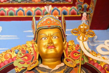 Guru Padmasambhava 'nın yüzü, aynı zamanda Guru Rinpoche olarak da bilinir, Tibet Budizminde saygı duyulan bir figür. Lotus doğduğunda, bir nilüfer çiçeğinin üzerinde belirdi. Rinchen Chholing Manastırı, Sikkim. Budist dini sanatlar.