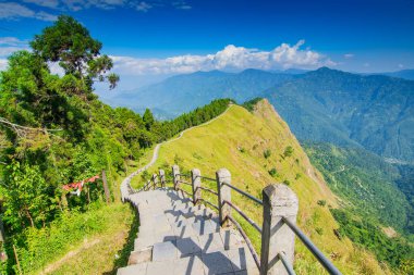 Ufuktaki Himalaya dağlarına doğru giden merdivenler ve mavi gökyüzü, Tarey Bhir noktası, ünlü turistik nokta, Sikkim, Hindistan. Bhir, yerel Nepal dilinde uçurum demek, turistler için uzun bir yol..