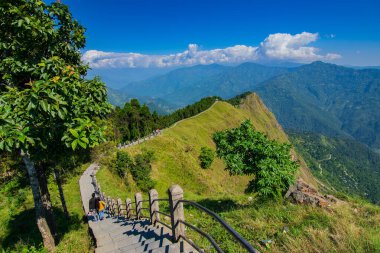 Ufuktaki Himalaya dağlarına doğru ilerleyen merdivenler, Tarey Bhir noktası, ünlü turistik nokta, Sikkim, Hindistan. 'Bhir' kelimesi yerel Nepal dilinde uçurum anlamına geliyor, turistler için uzun bir yol..