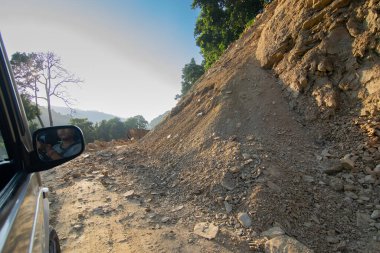 Himalaya Dağları 'ndan Sikkim' e giden yolda yeniden inşa edilmiş yoldan geçen araba. Küresel ısınma, sağanak yağış ve iklim değişikliğinin etkileri. Sikkim, Hindistan.