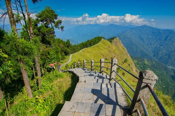 Ufuktaki Himalaya dağlarına doğru ilerleyen merdivenler, Tarey Bhir noktası, ünlü turistik nokta, Sikkim, Hindistan. 'Bhir' kelimesi yerel Nepal dilinde uçurum anlamına geliyor, turistler için uzun bir yol..