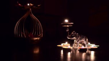 Oyuncak bir fil ve Diyas, dekoratif lambalar diwali, deep abali festivali sırasında yanıyor. İyinin kötülüğe karşı, ışığın karanlığa karşı zaferini simgeler. Dipawali ışıkları koyu arka planda, Hindistan.