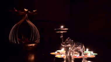 Diyas, dekoratif lambalar diwali, deep abali festivali sırasında küçük fillerle aydınlatılıyor. İyinin kötülüğe karşı, ışığın karanlığa karşı zaferini simgeler. Dipawali ışıkları koyu arka planda, Hindistan.