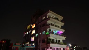 Howrah, Batı Bengal, Hindistan - 31.10.2024: Deepavali ya da Diwali gecesi, gece yangın. Madalyalı ışıklar ve gece gökyüzü Diwali kutlamaları için havai fişeklerle aydınlanır..