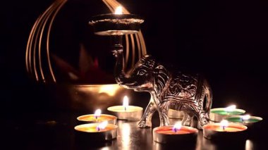 Oyuncak bir fil ve Diyas, dekoratif lambalar diwali, deep abali festivali sırasında yanıyor. İyinin kötülüğe karşı, ışığın karanlığa karşı zaferini simgeler. Dipawali ışıkları koyu arka planda, Hindistan.