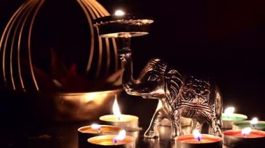 Diyas, dekoratif lambalar diwali, deep abali festivali sırasında küçük fillerle aydınlatılıyor. İyinin kötülüğe karşı, ışığın karanlığa karşı zaferini simgeler. Dipawali ışıkları koyu arka planda, Hindistan.