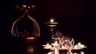 Diyas, dekoratif lambalar diwali, deep abali festivali sırasında küçük fillerle aydınlatılıyor. İyinin kötülüğe karşı, ışığın karanlığa karşı zaferini simgeler. Dipawali ışıkları koyu arka planda, Hindistan.