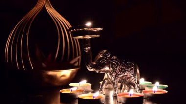 Oyuncak bir fil ve Diyas, dekoratif lambalar diwali, deep abali festivali sırasında yanıyor. İyinin kötülüğe karşı, ışığın karanlığa karşı zaferini simgeler. Dipawali ışıkları koyu arka planda, Hindistan.