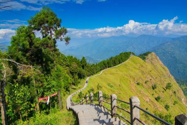 Ön plandan orta sahaya merdivenler, Tarey Bhir 'in manzarası, en sevdiği turistik yer. 'Bhir' kelimesi yerel Nepal dilinde uçurum anlamına gelir, yaklaşık 3000 metre uzunluğunda, Sikkim, Hindistan 'da..