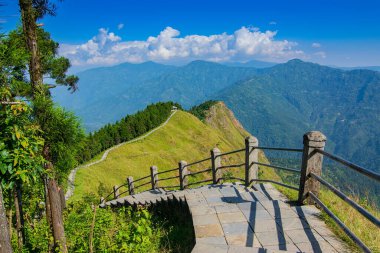 Ön plandan orta sahaya merdivenler, Tarey Bhir 'in manzarası, en sevdiği turistik yer. 'Bhir' kelimesi yerel Nepal dilinde uçurum anlamına gelir, yaklaşık 3000 metre uzunluğunda, Sikkim, Hindistan 'da..