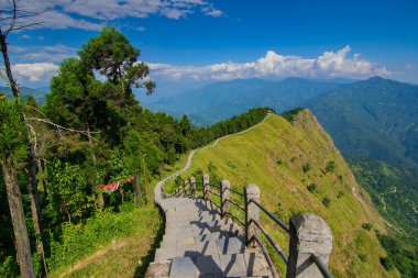 Ufuktaki Himalaya dağlarına doğru giden merdivenler ve mavi gökyüzü, Tarey Bhir noktası, ünlü turistik nokta, Sikkim, Hindistan. Bhir, yerel Nepal dilinde uçurum demek, turistler için uzun bir yol..