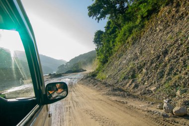 Himalaya Dağları 'ndan Sikkim' e giden yolda yeniden inşa edilmiş yoldan geçen araba. Küresel ısınma, sağanak yağış ve iklim değişikliğinin etkileri. Sikkim, Hindistan.