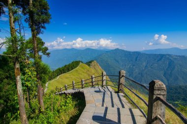 Ufuktaki Himalaya dağlarına doğru giden merdivenler ve mavi gökyüzü, Tarey Bhir noktası, ünlü turistik nokta, Sikkim, Hindistan. Bhir, yerel Nepal dilinde uçurum demek, turistler için uzun bir yol..