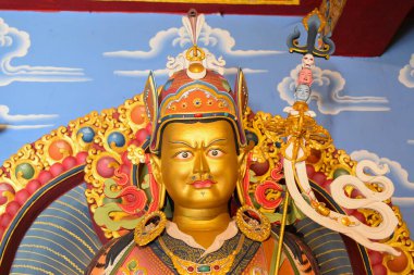 Guru Padmasambhava 'nın yüzü, aynı zamanda Guru Rinpoche olarak da bilinir, Tibet Budizminde saygı duyulan bir figür. Lotus doğduğunda, bir nilüfer çiçeğinin üzerinde belirdi. Rinchen Chholing Manastırı, Sikkim, Hindistan. Budist sanatları.