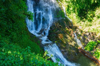 Kanchenjunga Şelalesi, büyük bir şelale kayalık bir dağ yüzeyi üzerinde akan şelale Thingle, Batı Sikkim, Hindistan. Sikkim küçük ve büyük şelalelerle dolu. Sikkim şelalelerle dolu..