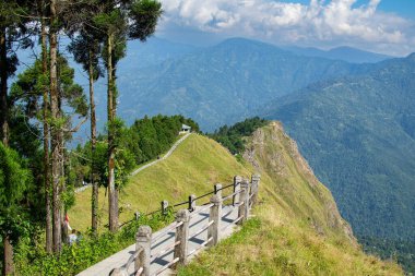 Ufuktaki Himalaya dağlarına doğru ilerleyen merdivenler, Tarey Bhir noktası, ünlü turistik nokta, Sikkim, Hindistan. Bhir, yerel Nepal dilinde uçurum demek, turistler için uzun bir yol..