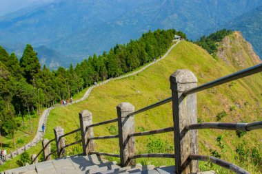 Ufuktaki Himalaya dağlarına doğru ilerleyen merdivenler, Tarey Bhir noktası, ünlü turistik nokta, Sikkim, Hindistan. 'Bhir' kelimesi yerel Nepal dilinde uçurum anlamına geliyor, turistler için uzun bir yol..