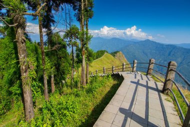 Ufuktaki Himalaya dağlarına doğru ilerleyen merdivenler, Tarey Bhir noktası, ünlü turistik nokta, Sikkim, Hindistan. 'Bhir' kelimesi yerel Nepal dilinde uçurum anlamına geliyor, turistler için uzun bir yol..