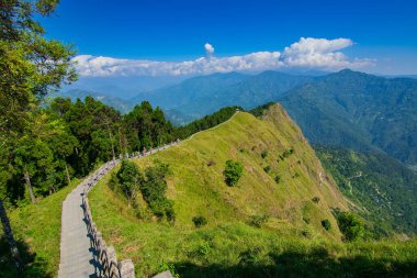 Ufuktaki Himalaya dağlarına doğru ilerleyen merdivenler, Tarey Bhir noktası, ünlü turistik nokta, Sikkim, Hindistan. Bhir, yerel Nepal dilinde uçurum demek, turistler için uzun bir yol..