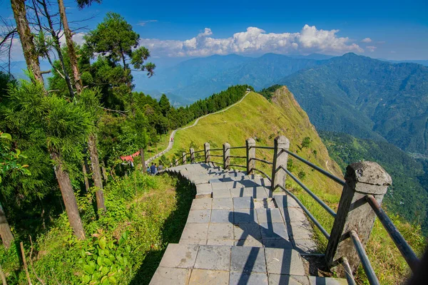 Ufuktaki Himalaya dağlarına doğru giden merdivenler ve mavi gökyüzü, Tarey Bhir noktası, ünlü turistik nokta, Sikkim, Hindistan. Bhir, yerel Nepal dilinde uçurum demek, turistler için uzun bir yol..