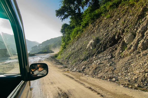 Himalaya Dağları 'ndan Sikkim' e giden yolda yeniden inşa edilmiş yoldan geçen araba. Küresel ısınma, sağanak yağış ve iklim değişikliğinin etkileri. Sikkim, Hindistan.