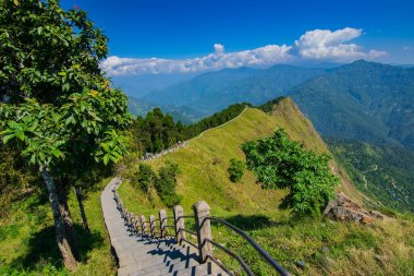 Ufuktaki Himalaya dağlarına doğru giden merdivenler ve mavi gökyüzü, Tarey Bhir noktası, ünlü turistik nokta, Sikkim, Hindistan. Bhir, yerel Nepal dilinde uçurum demek, turistler için uzun bir yol..