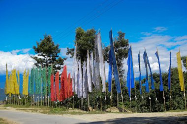 Güzel Rinchen Chholing Manastırı 'nda renkli Budist dua bayrakları, açık mavi gökyüzü ve Himalaya dağları. Rinchenpong, Sikkim, Hindistan.