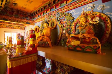 Rinchenpong, Sikkim, Hindistan - 18 Ekim 2016: Güzel Rinchen Chholing Manastırı 'nda Gautam Buddha. Rinchenpong, Sikkim, Hindistan. Budist dini sanatlar ve el sanatları. İzinle resim çekimi.