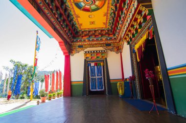 Rinchenpong, Sikkim, Hindistan - 18 Ekim 2016: Güzel Rinchen Chholing Manastırı 'nın dış görünüşü. Rinchenpong, Sikkim, Hindistan. Budist dini sanatlar ve el sanatları. İzinle resim çekimi.