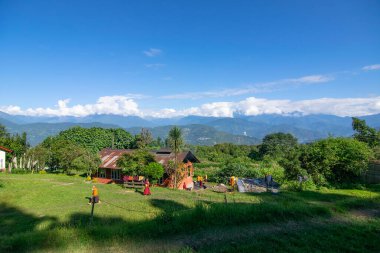 Rinchenpong, Sikkim, Hindistan - 18.10.2016: Rinchenpong Manastırı 'ndaki yurdunda kırmızı elbiseli Budist rahipler ve çocuklar. Arka planda mavi gökyüzü ve Himalaya Dağları.