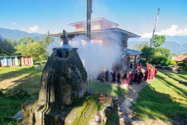 Rinchenpong, Sikkim, Hindistan - 18.10.2016: Lamas, dini Budist Keşişler, Rinchenpong Manastırı 'nın etrafında daireler çizerek günlük sabah namazlarını kıldılar. Kutsal duman sahneyi kaplıyor..