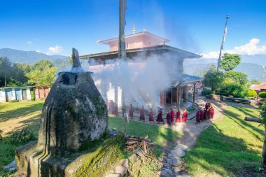 Rinchenpong, Sikkim, Hindistan - 18.10.2016: Lamas adı verilen dindar Budist rahipler, Rinchenpong Manastırı 'nın etrafında daireler çizerek günlük sabah namazlarını kılıyor. Kutsal duman sahneyi kaplıyor..