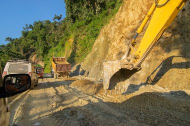 Sikkim, Hindistan - 15.10.2016: Sarı L & T Komatsu PC 200 kazıcısı, Sikkim 'e giden yol yapımı. Himalaya dağlarındaki heyelan nedeniyle, küresel ısınma, sağanak yağış ve iklim değişikliği.