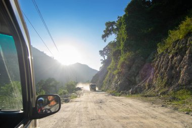 Sikkim, Hindistan - 15.10.2016: Sikkim yolu üzerindeki Himalaya dağlarında yeniden inşa edilmiş yoldan geçen kamyon. Küresel ısınma, şiddetli yağış ve iklim değişikliğinin etkileri.