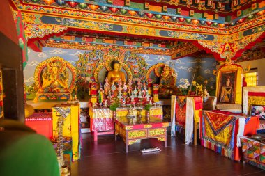 Rinchenpong, Sikkim, Hindistan - 18 Ekim 2016: Güzel Rinchen Chholing Manastırı iç görünümü. Rinchenpong, Sikkim, Hindistan. Budist dini sanatlar ve el sanatları. İzinle resim çekimi.