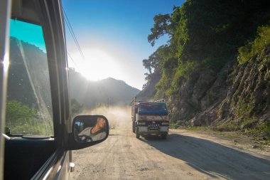 Sikkim, Hindistan - 15.10.2016: Sikkim yolu üzerindeki Himalaya dağlarında yeniden inşa edilmiş yoldan geçen kamyon. Küresel ısınma, şiddetli yağış ve iklim değişikliğinin etkileri.