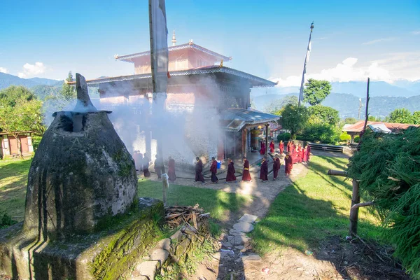 Rinchenpong, Sikkim, Hindistan - 18.10.2016: Lamas, dini Budist Keşişler, Rinchenpong Manastırı 'nın etrafında daireler çizerek günlük sabah namazlarını kıldılar. Kutsal duman sahneyi kaplıyor..