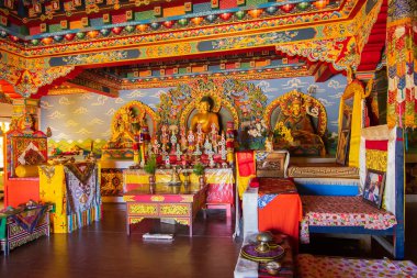 Rinchenpong, Sikkim, Hindistan - 18 Ekim 2016: Güzel Rinchen Chholing Manastırı iç görünümü. Rinchenpong, Sikkim, Hindistan. Budist dini sanatlar ve el sanatları. İzinle resim çekimi.