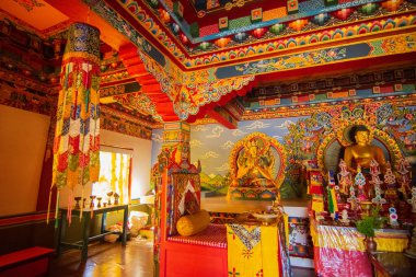 Rinchenpong, Sikkim, Hindistan - 18 Ekim 2016: Güzel Rinchen Chholing Manastırı 'nda Gautam Buddha. Rinchenpong, Sikkim, Hindistan. Budist dini sanatlar ve el sanatları. İzinle resim çekimi.
