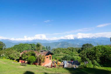 Rinchenpong, Sikkim, Hindistan - 18.10.2016: Rinchenpong Manastırı 'ndaki yurdunda kırmızı elbiseli Budist rahipler ve çocuklar. Arka planda mavi gökyüzü ve Himalaya Dağları.