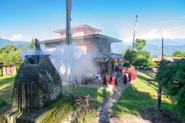 Rinchenpong, Sikkim, Hindistan - 18.10.2016: Lamas, dini Budist Keşişler, Rinchenpong Manastırı 'nın etrafında daireler çizerek günlük sabah namazlarını kıldılar. Kutsal duman sahneyi kaplıyor..