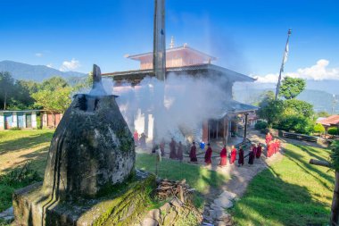 Rinchenpong, Sikkim, Hindistan - 18.10.2016: Lamas adı verilen dindar Budist rahipler, Rinchenpong Manastırı 'nın etrafında daireler çizerek günlük sabah namazlarını kılıyor. Kutsal duman sahneyi kaplıyor..