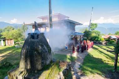 Rinchenpong, Sikkim, Hindistan - 18.10.2016: Lamas, dini Budist Keşişler, Rinchenpong Manastırı 'nın etrafında daireler çizerek günlük sabah namazlarını kıldılar. Kutsal duman sahneyi kaplıyor..