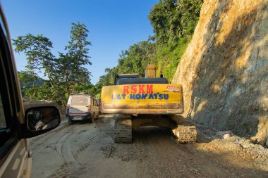 Sikkim, Hindistan - 15.10.2016: Sarı L & T Komatsu PC 200 kazıcısı, Sikkim 'e giden yol yapımı. Himalaya dağlarındaki heyelan nedeniyle, küresel ısınma, sağanak yağış ve iklim değişikliği.