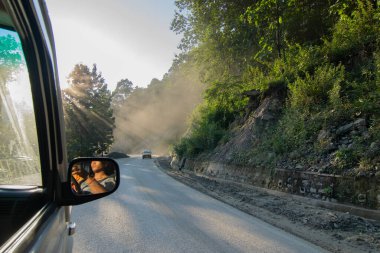 Sikkim, Hindistan - 15.10.2016: Sikkim yolu üzerindeki Himalaya dağlarında yeniden inşa edilmiş yoldan geçen araba. Küresel ısınma, şiddetli yağış ve iklim değişikliğinin etkileri.