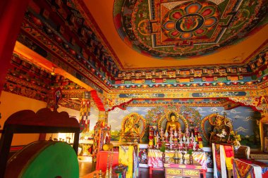 Rinchenpong, Sikkim, Hindistan - 18 Ekim 2016: Güzel Rinchen Chholing Manastırı iç görünümü. Rinchenpong, Sikkim, Hindistan. Budist dini sanatlar ve el sanatları. İzinle resim çekimi.