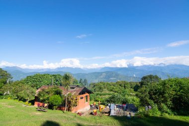 Rinchenpong, Sikkim, Hindistan - 18.10.2016: Rinchenpong Manastırı 'ndaki yurdunda kırmızı elbiseli Budist rahipler ve çocuklar. Arka planda mavi gökyüzü ve Himalaya Dağları.