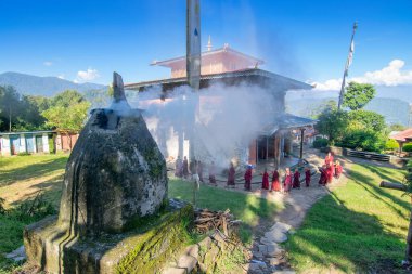 Rinchenpong, Sikkim, Hindistan - 18.10.2016: Lamas, dini Budist Keşişler, Rinchenpong Manastırı 'nın etrafında daireler çizerek günlük sabah namazlarını kıldılar. Kutsal duman sahneyi kaplıyor..
